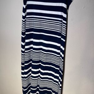 Roz&Ali Maxi skirt  Stiped Sz Woman 1X Bl& White Stretch knit